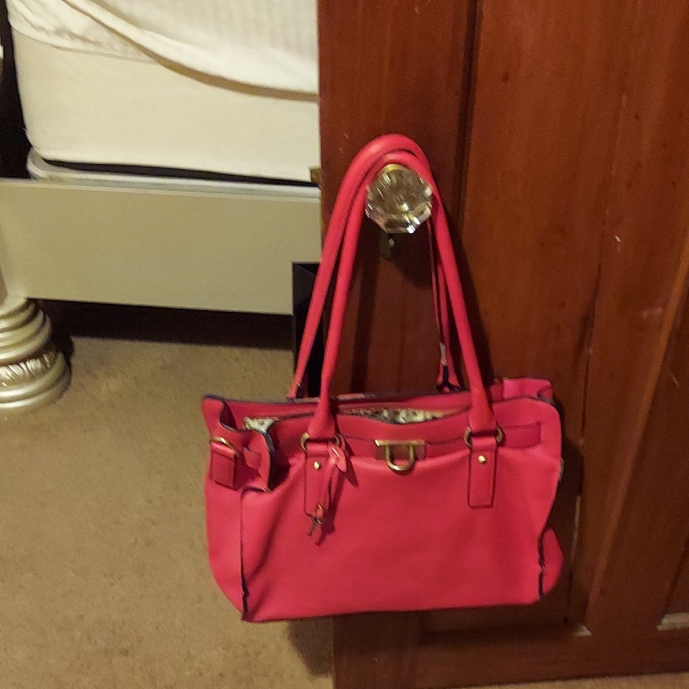 Chic Pink Shoulder Bag with Structured Design